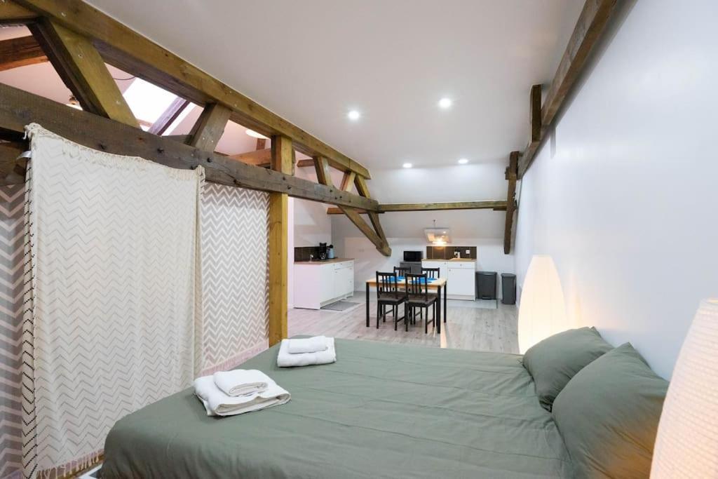 The Backstage Apartment ลา-โรช-ออง-อาร์เดน ภายนอก รูปภาพ
